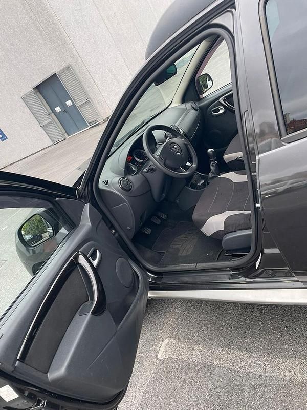 Usado Dacia Duster Lauréate 110 CV (80 kW) 2011 Negro SUV