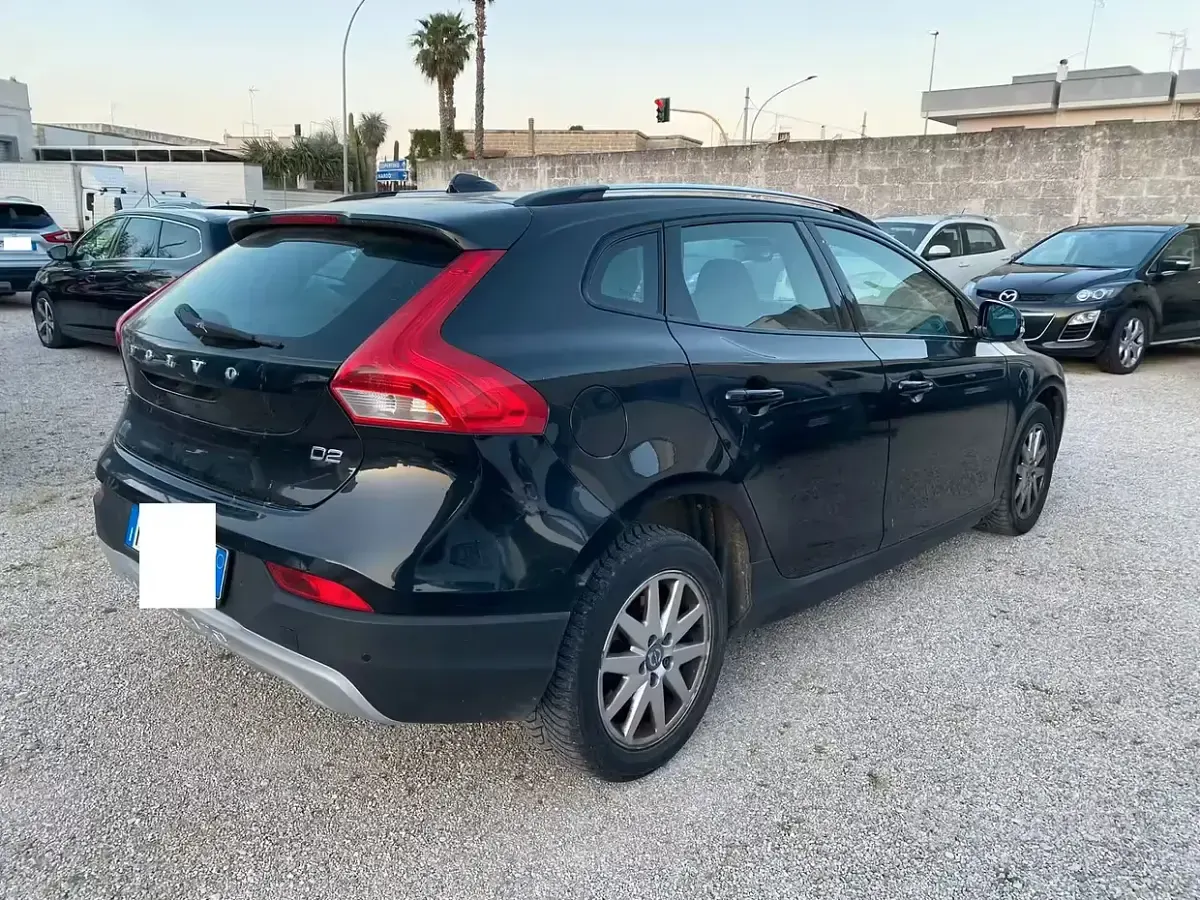 Usata Volvo V40 Momentum 120 CV (88 kW) 2016 Nero Berlina