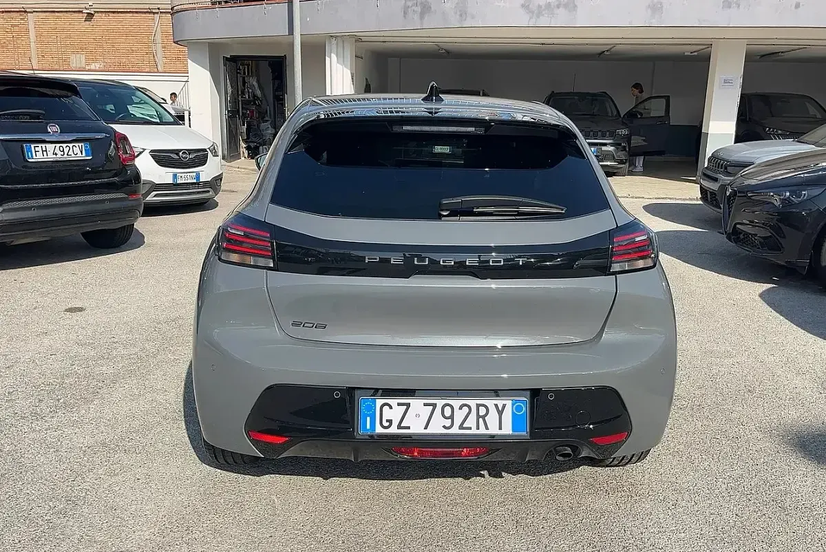 Usata Peugeot 208 Allure 100 CV (73 kW) 2025 Grigio selenium  metalli Utilitaria