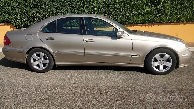 Usata Mercedes E320 Avantgarde 224 CV (164 kW) 2004 Marrone Berlina
