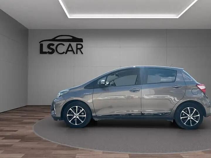 Usata Toyota Yaris Hybrid Lounge 73 CV (53 kW) 2018 Grigio Berlina