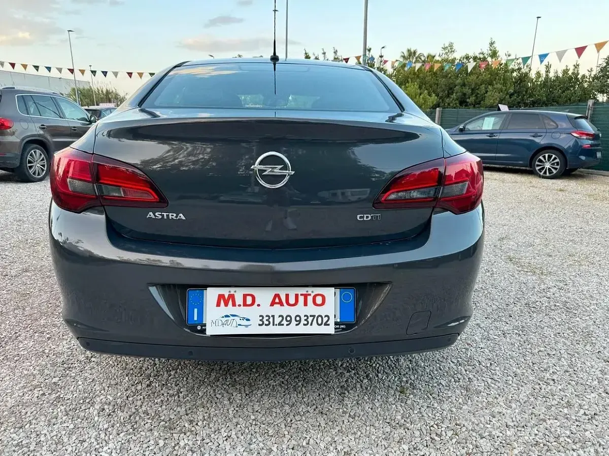 Usata Opel Astra Cosmo 131 CV (96 kW) 2014 Nero Berlina