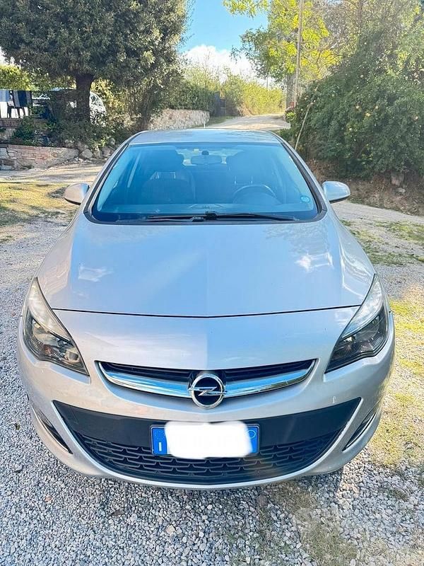 Grigio Usata 2013 Opel Astra Tre volumi | 3500 € (Ottimo prezzo) - Immagine 1/4