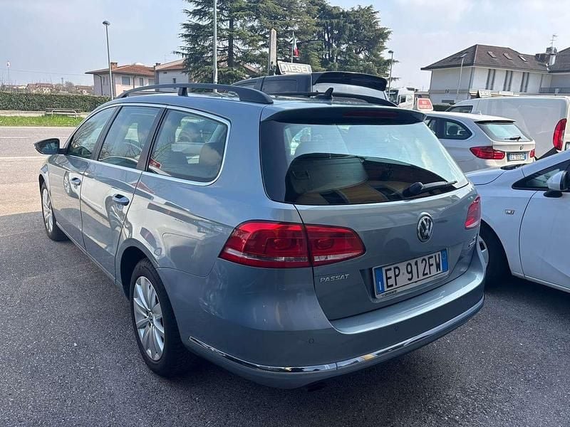 Usata VW Passat 105 CV (77 kW) 2012 Blu/azzurro Station wagon