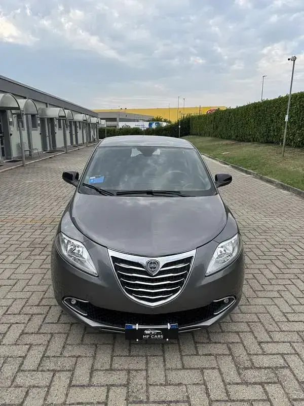 Usata Lancia Ypsilon Gold 69 CV (50 kW) 2012 Grigio Utilitaria