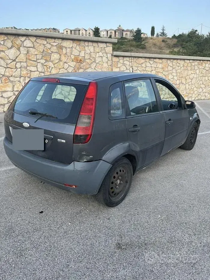 Usata Ford Fiesta 68 CV (50 kW) 2005 Grigio Utilitaria