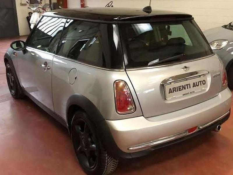 Usata Mini Cooper 116 CV (85 kW) 2006 Argento metallizzato Utilitaria