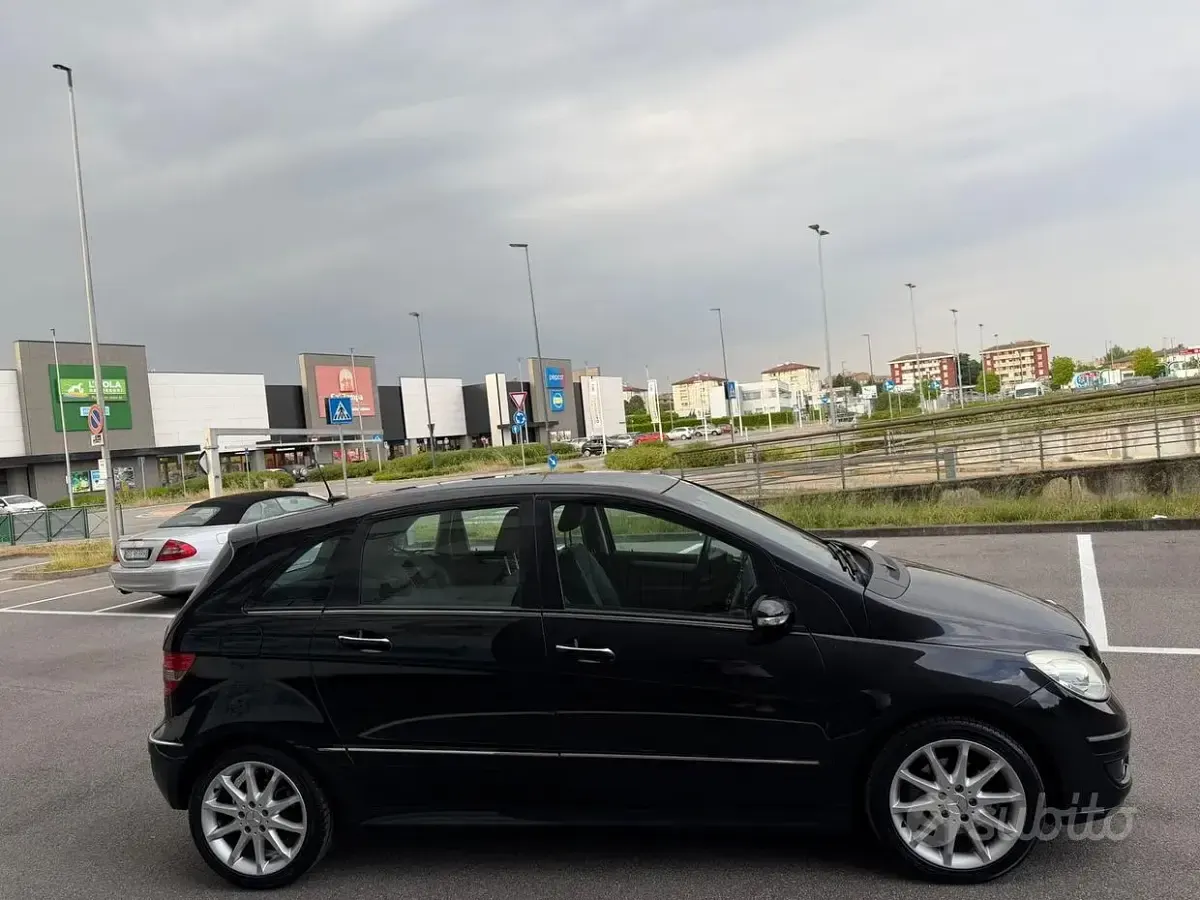 Usata Mercedes B180 109 CV (80 kW) 2008 Nero Monovolume