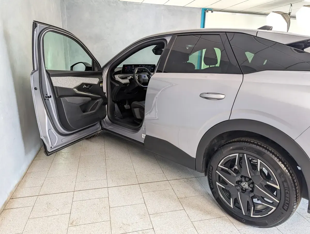 Usata Peugeot 3008 Allure 145 CV (106 kW) 2025 Argento SUV