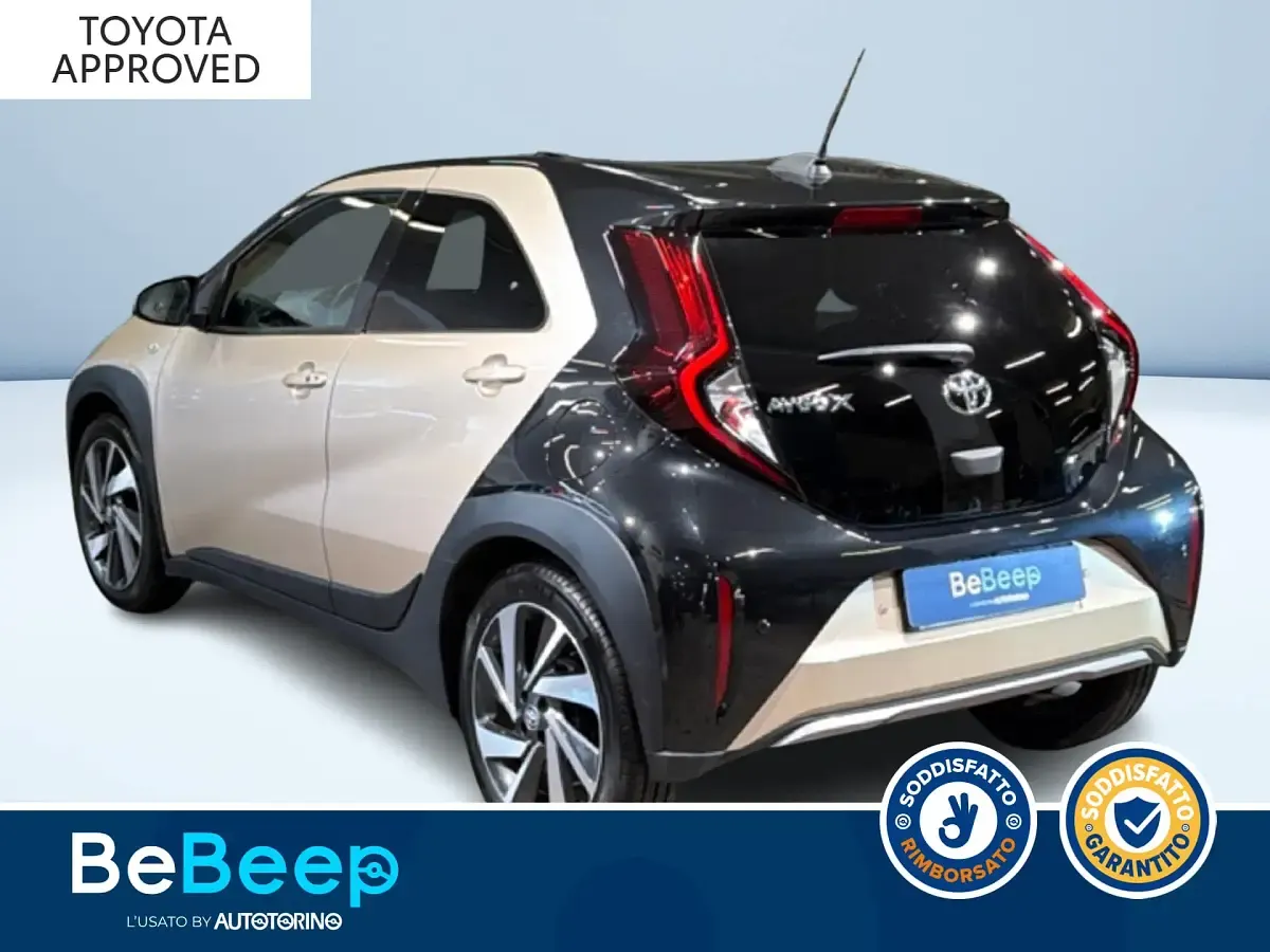 Usata Toyota Aygo X Lounge 72 CV (52 kW) 2023 Oro metallizzato SUV