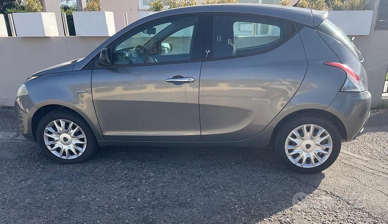 Usata Lancia Ypsilon 95 CV (69 kW) 2012 Utilitaria