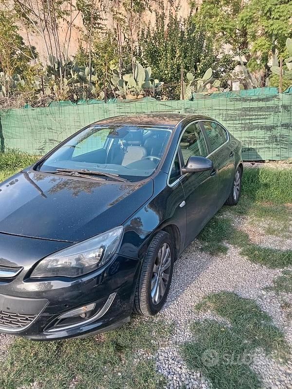Usata Opel Astra 136 CV (100 kW) 2014 Nero Berlina