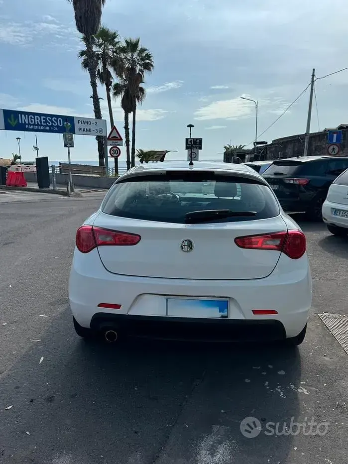Usata Alfa Romeo Giulietta 105 CV (77 kW) 2011 Bianco Utilitaria