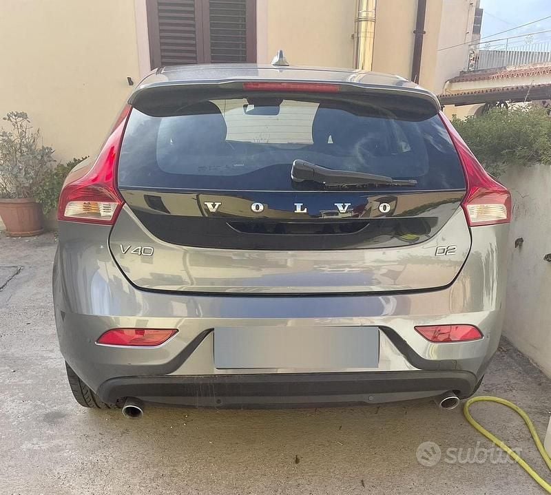 Usata Volvo V40 120 CV (88 kW) 2019 Grigio Berlina
