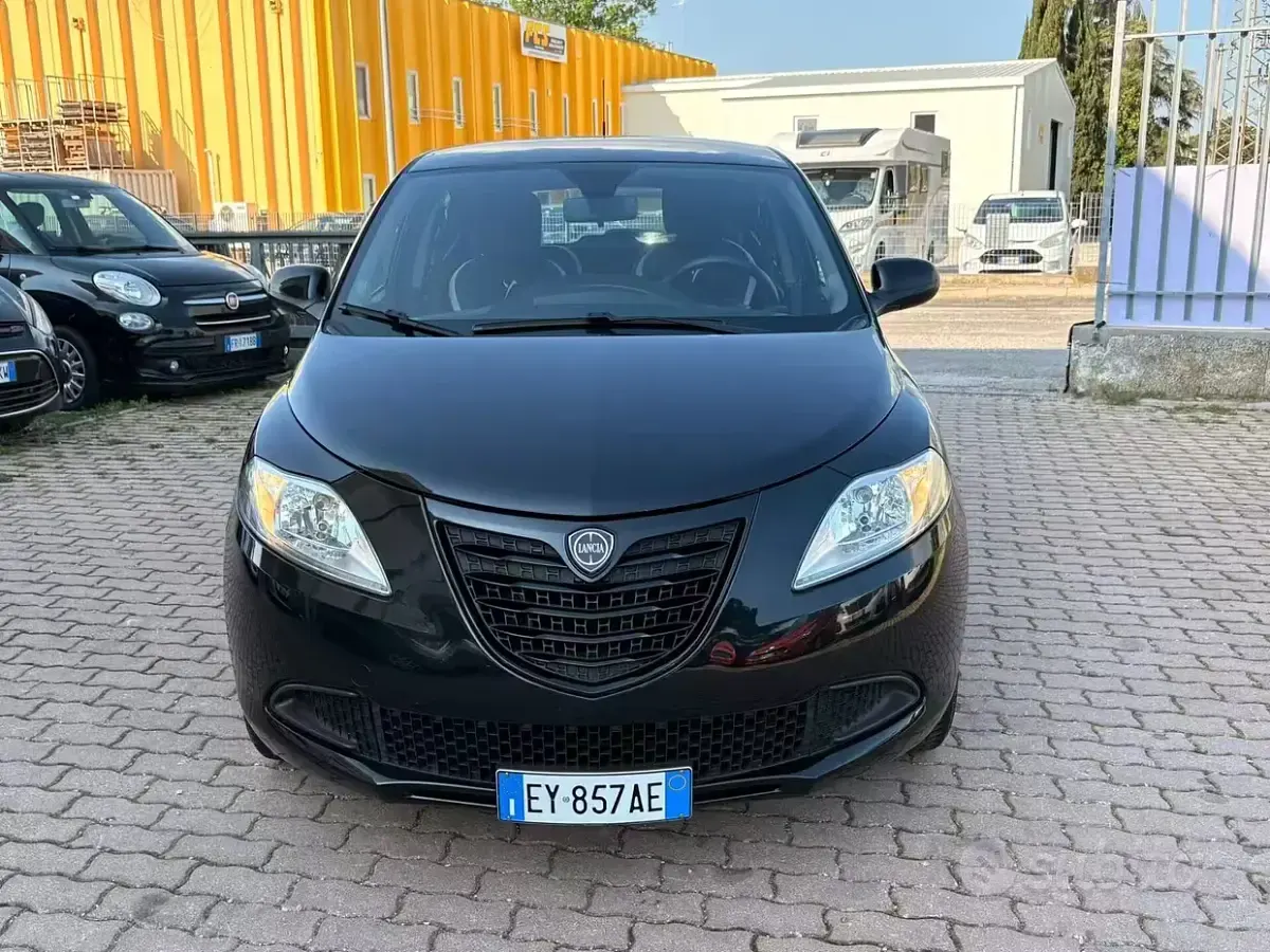 Usata Lancia Ypsilon 69 CV (50 kW) 2015 Nero Utilitaria