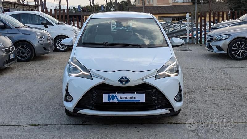 Usata Toyota Yaris Hybrid Cool 73 CV (53 kW) 2017 Bianco Berlina