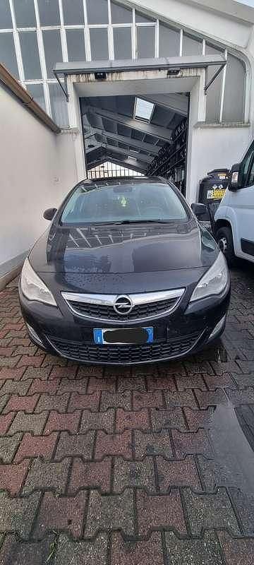 Usata Opel Astra 110 CV (80 kW) 2011 Berlina