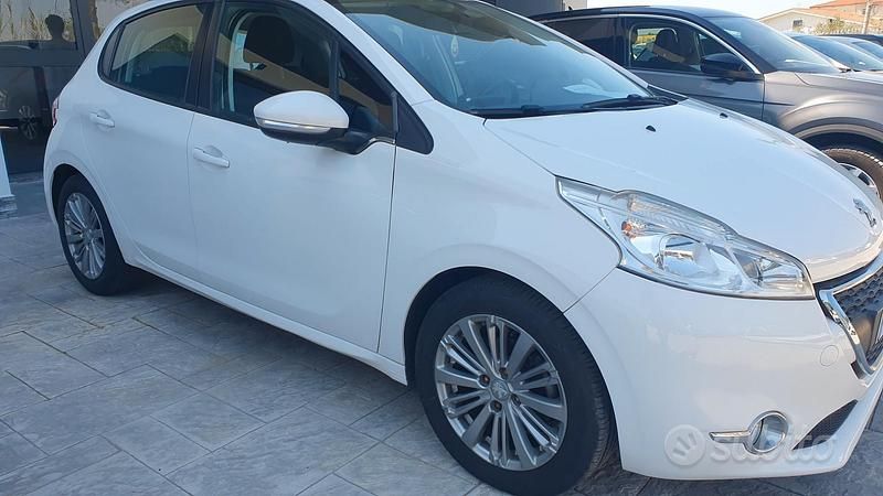 Usata Peugeot 208 68 CV (50 kW) 2016 Bianco Utilitaria
