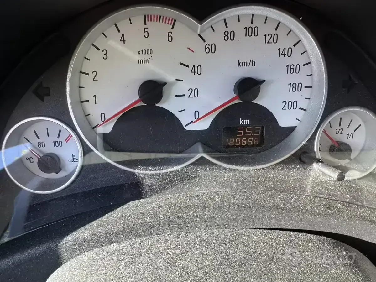 Usata Opel Corsa 69 CV (50 kW) 2005 Grigio Utilitaria