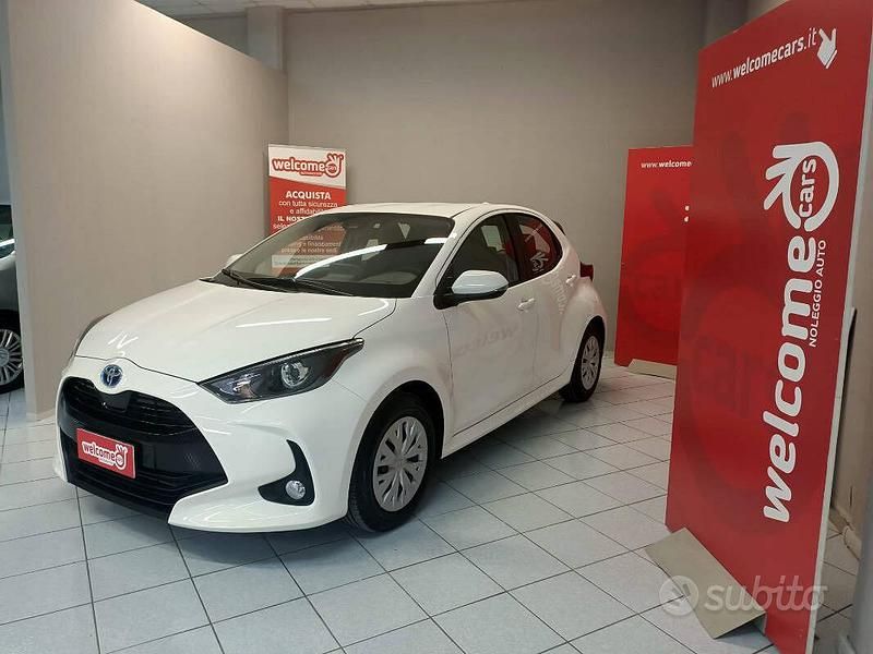 Bianco Usata 2022 Toyota Yaris Hybrid Active Berlina | 15.500 € (Ottimo prezzo) - Immagine 1/4