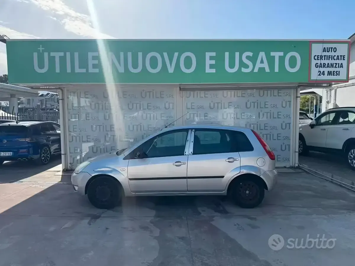 Usata Ford Fiesta Ghia 75 CV (55 kW) 2005 Grigio Utilitaria