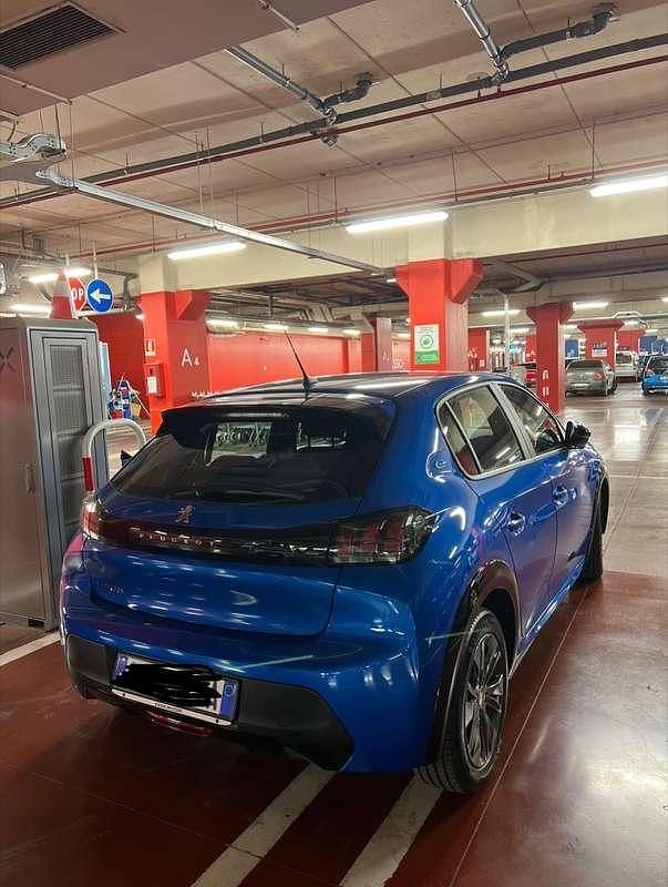 Usata Peugeot e-208 Active 56 kW (77 CV) 2022 Blu/azzurro Utilitaria