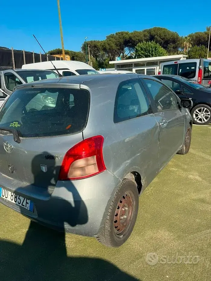 Usata Toyota Yaris 84 CV (61 kW) 2006 Grigio Berlina