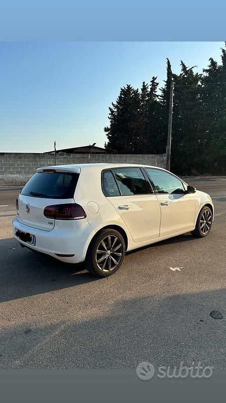 Usata VW Golf VI 105 CV (77 kW) 2011 Bianco Utilitaria