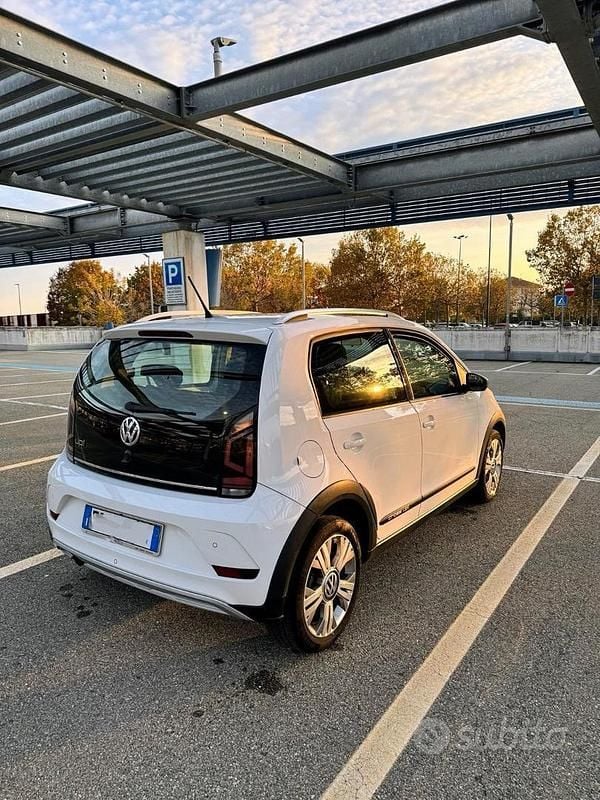 Usata VW cross up! 75 CV (55 kW) 2018 Bianco Utilitaria