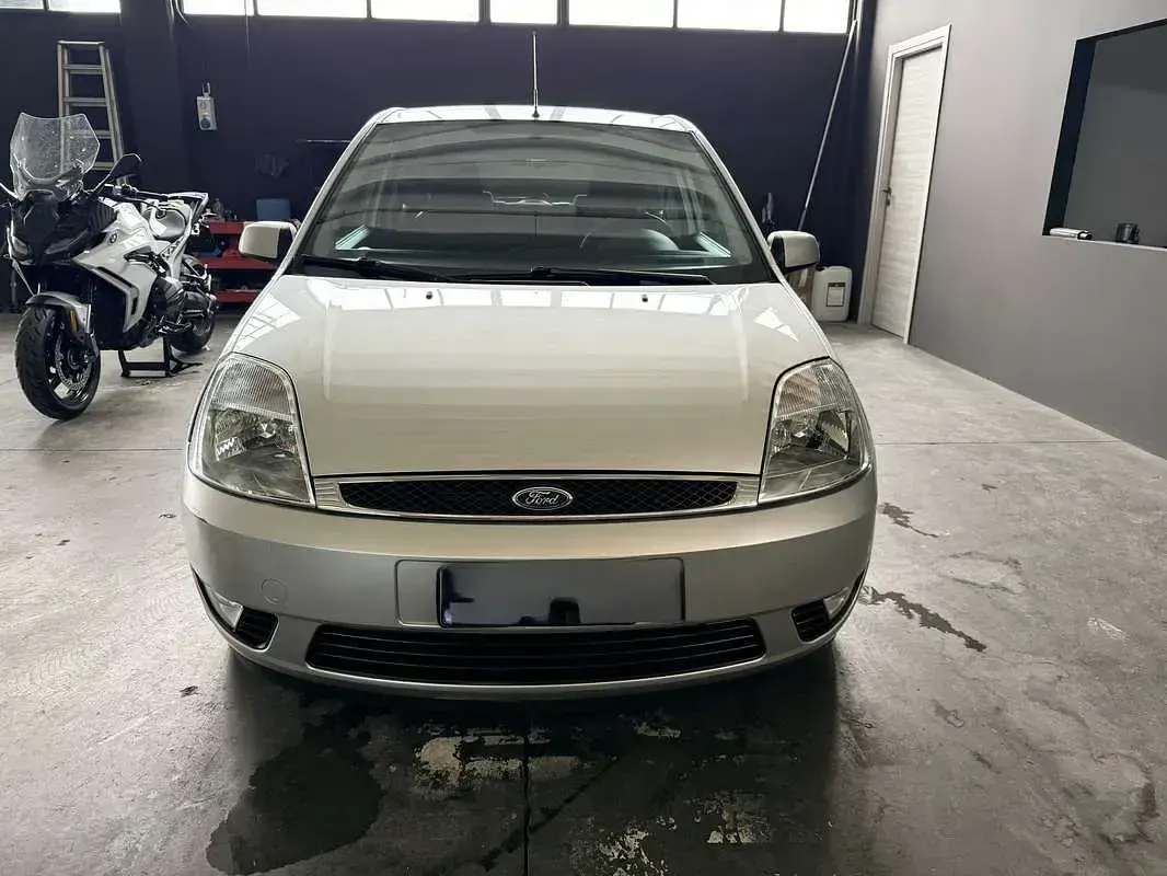 Usata Ford Fiesta Ghia 75 CV (55 kW) 2005 Utilitaria