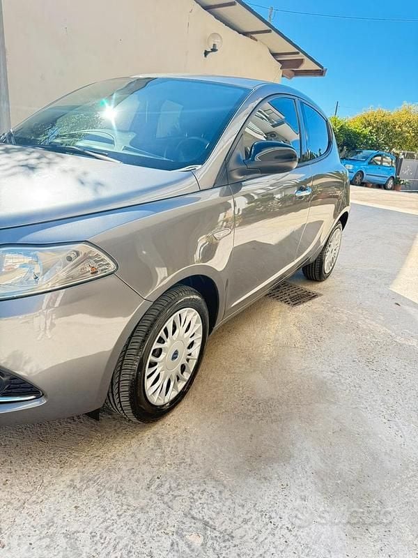 Usata Lancia Ypsilon 95 CV (69 kW) 2017 Grigio Utilitaria