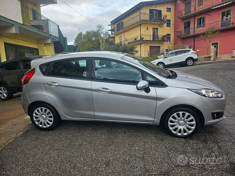 Usata Ford Fiesta 75 CV (55 kW) 2016 Grigio Berlina