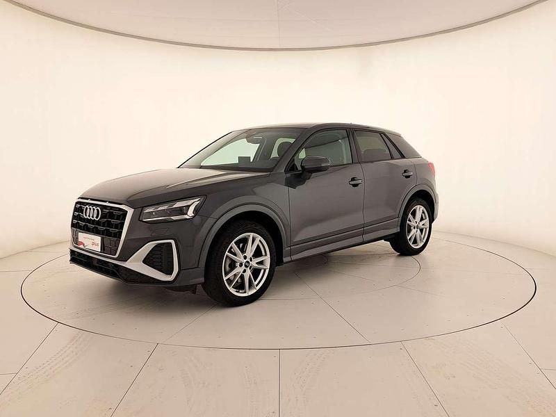 Grigio daytona perlato Usata 2024 Audi Q2 S-Line SUV | 29.900 € (Ottimo prezzo) - Immagine 1/4