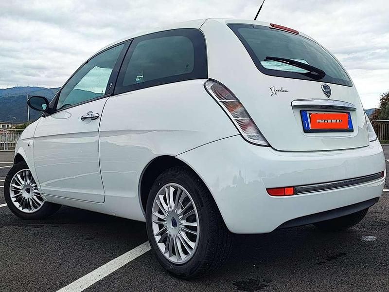 Usata Lancia Ypsilon 60 CV (44 kW) 2008 Bianco Utilitaria