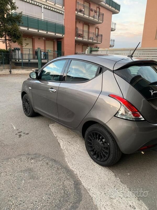 Usata Lancia Ypsilon Gold 69 CV (50 kW) 2022 Rosso Utilitaria