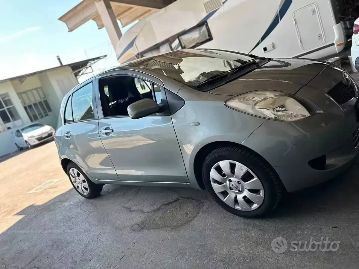 Usata Toyota Yaris 69 CV (50 kW) 2009 Grigio Utilitaria
