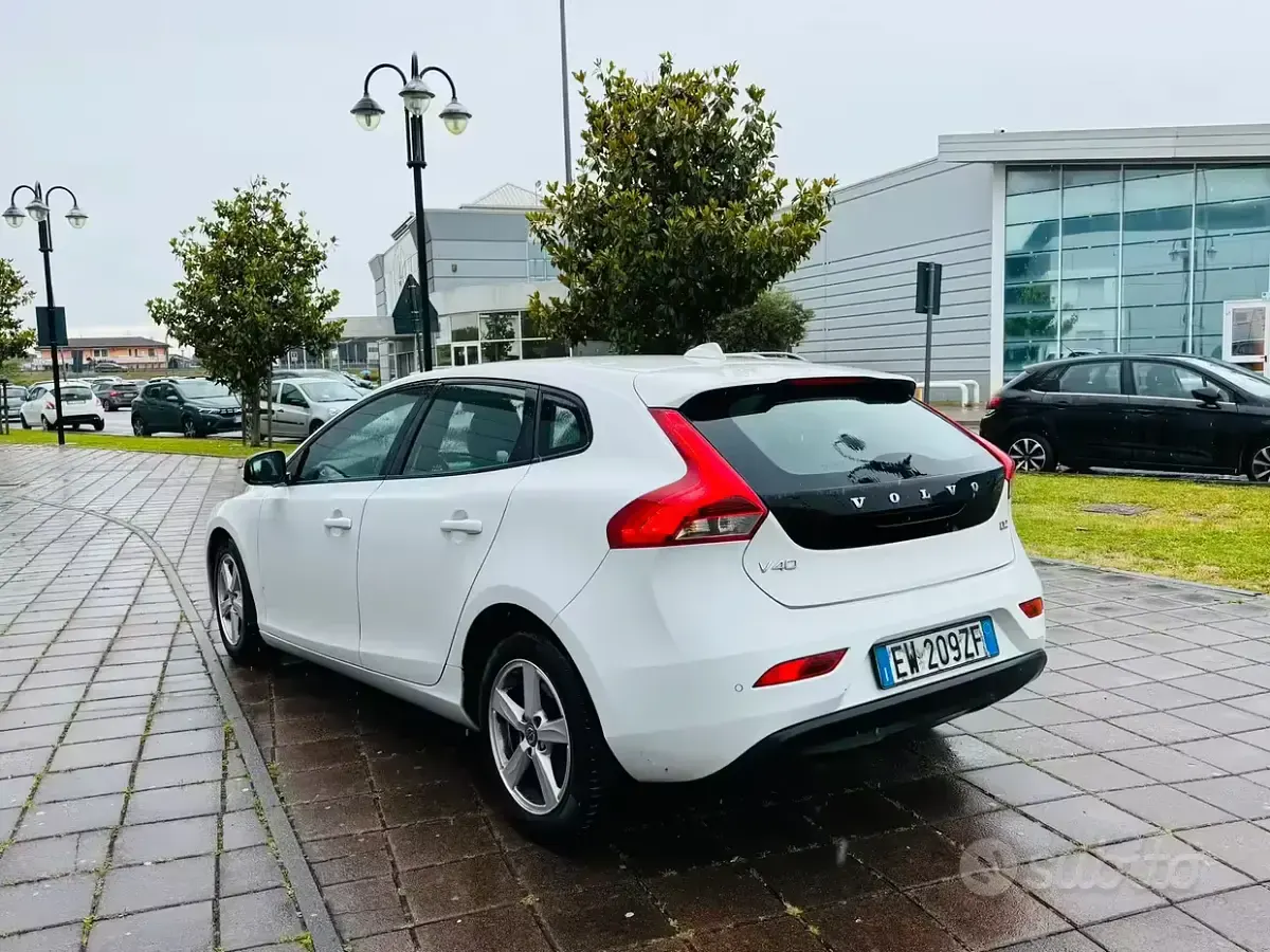 Usata Volvo V40 Summum 115 CV (84 kW) 2015 Berlina