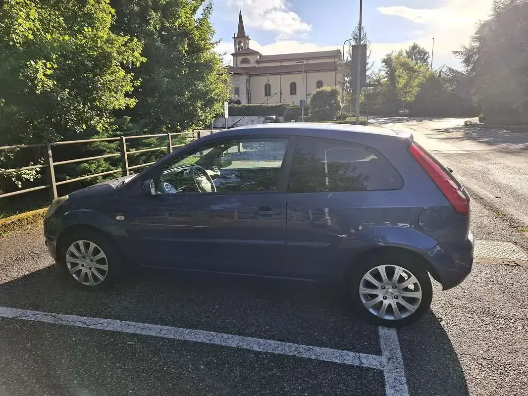Usata Ford Fiesta Titanium 80 CV (58 kW) 2006 Blu Utilitaria