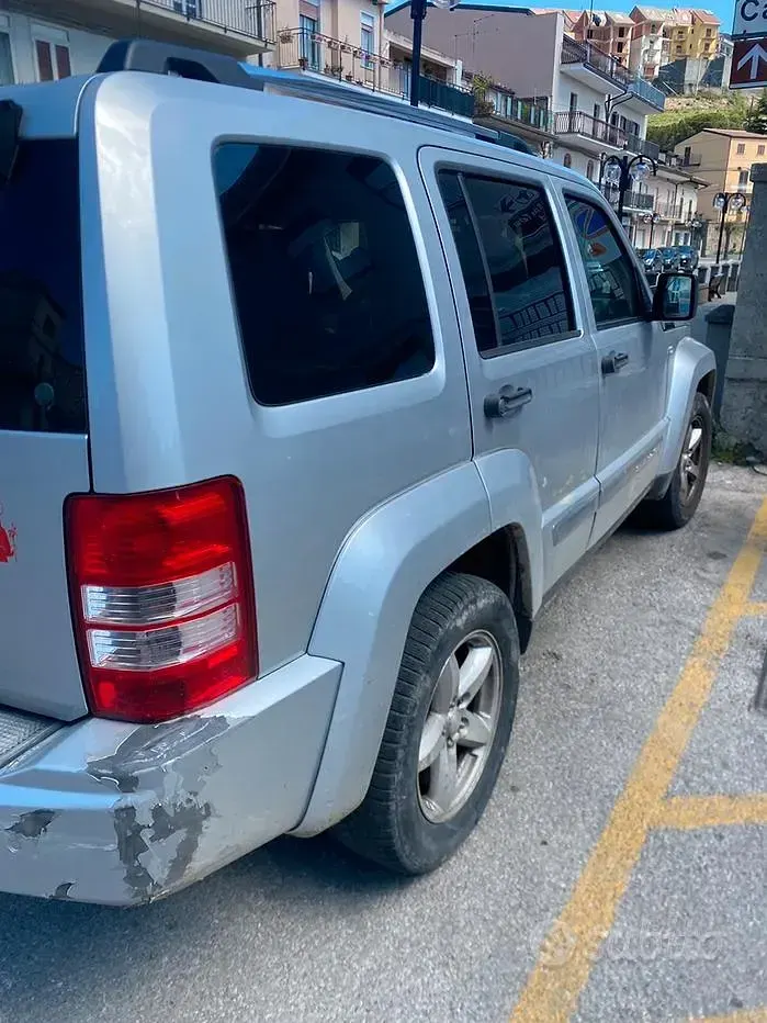 Usata Jeep Cherokee 177 CV (130 kW) 2009 Grigio SUV