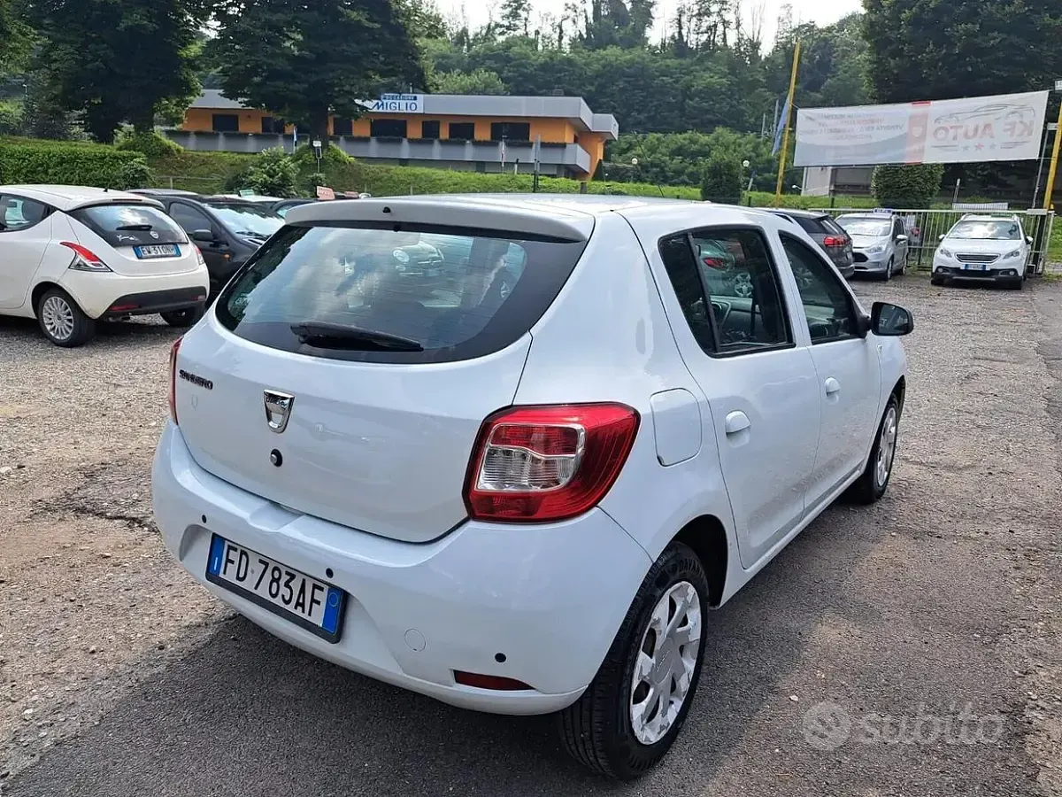 Usata Dacia Sandero Lauréate 90 CV (66 kW) 2016 Bianco Berlina