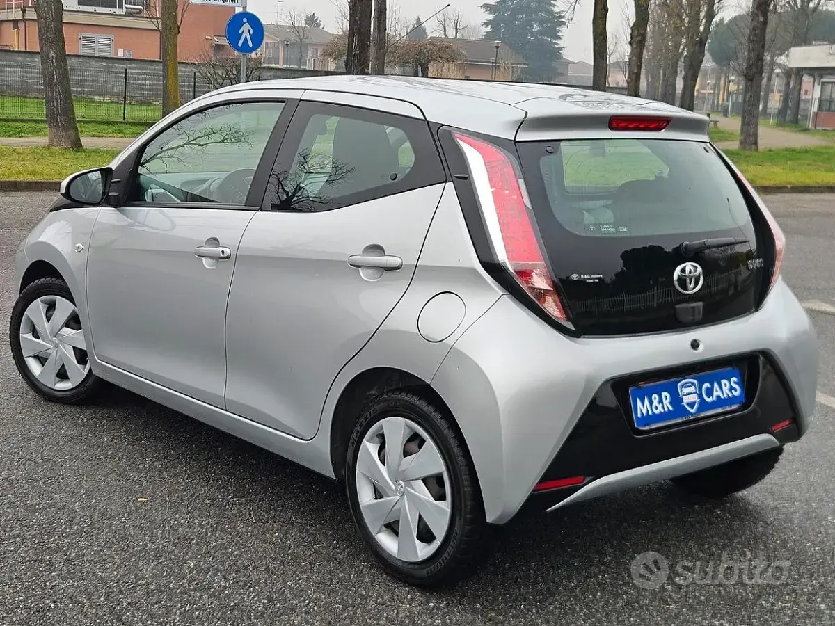 Second-hand Toyota Aygo 69 CP (50 kW) 2016 Gri Hatchback