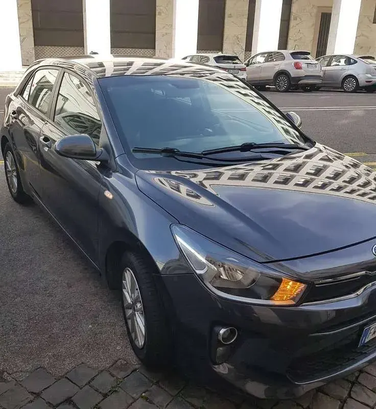 Usata Kia Rio 84 CV (61 kW) 2019 Grigio Berlina