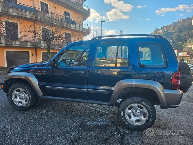Usata Jeep Cherokee Sport 163 CV (119 kW) 2005 Blu SUV