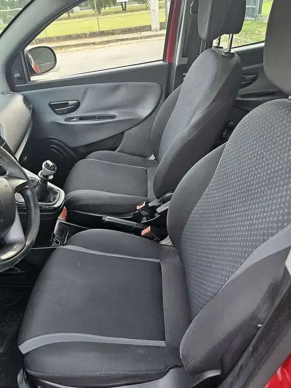 Usata Lancia Ypsilon Silver 69 CV (50 kW) 2016 Rosso Utilitaria