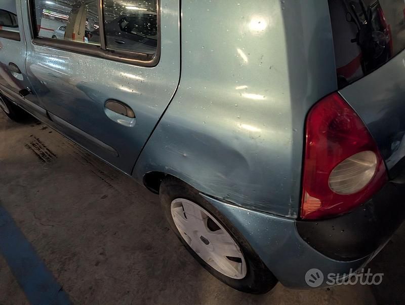 Usata Renault Clio II 2002 Blu Berlina