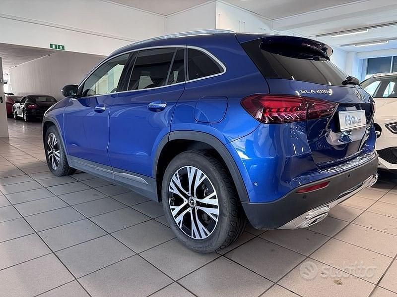 Usata Mercedes GLA200 Advanced 150 CV (110 kW) 2023 Blu/azzurro SUV