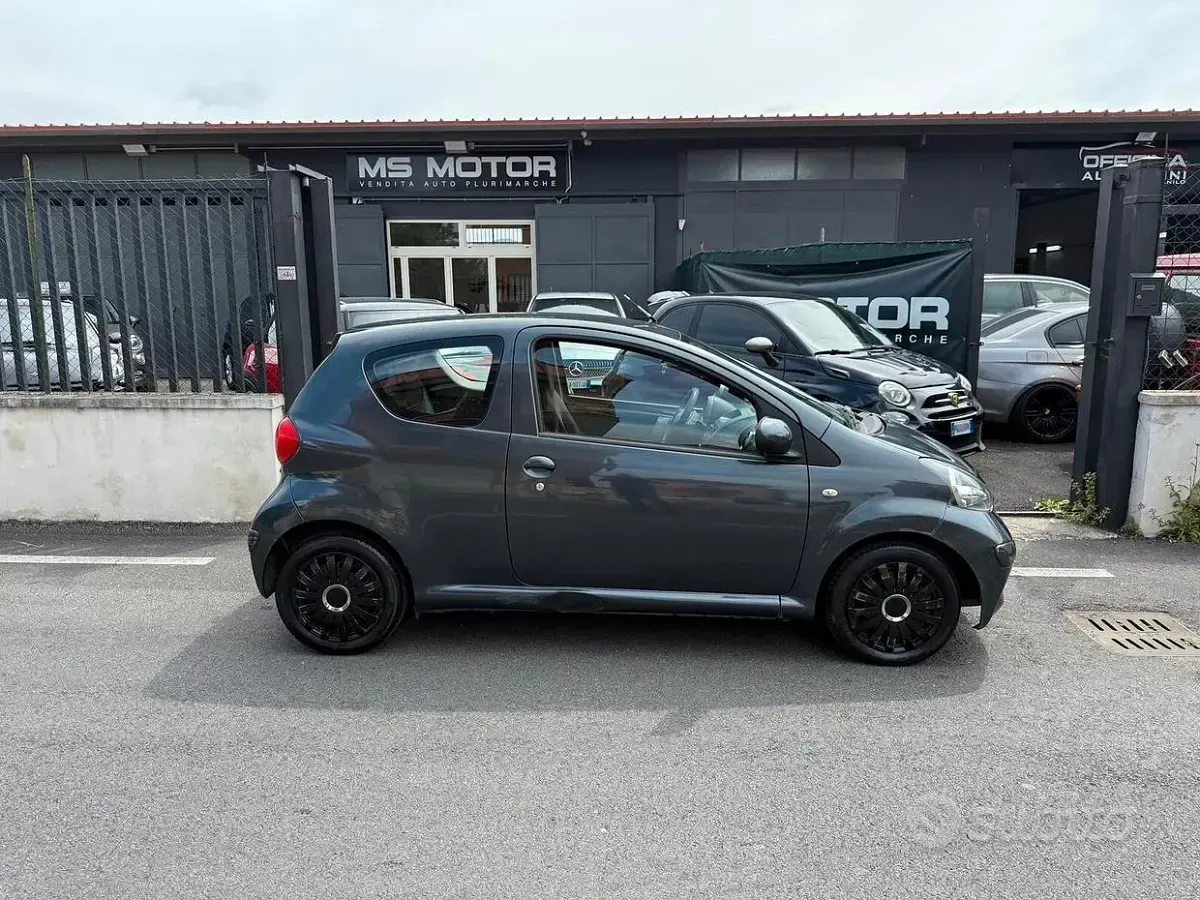 Usata Toyota Aygo 68 CV (50 kW) 2005 Grigio Utilitaria