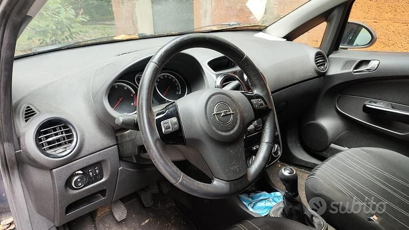 Begagnad Opel Corsa 75 HK (55 kW) 2010 Grå Halvkombi