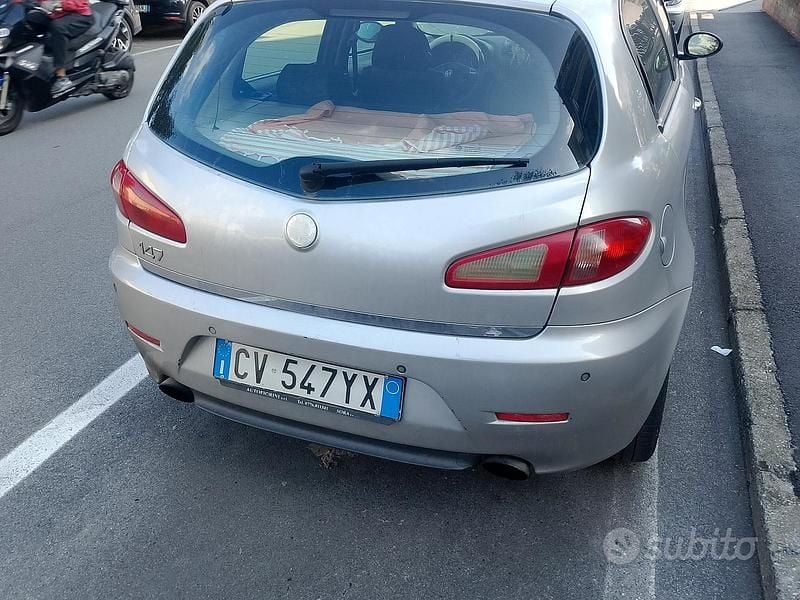 Usata Alfa Romeo 147 120 CV (88 kW) 2005 Grigio Utilitaria
