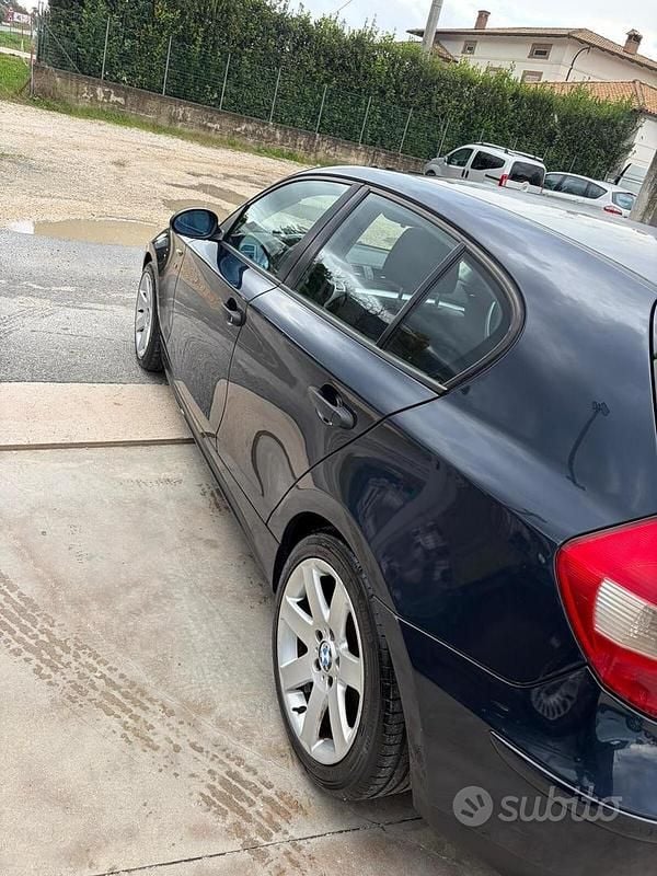 Usata BMW 118 122 CV (89 kW) 2007 Nero Utilitaria